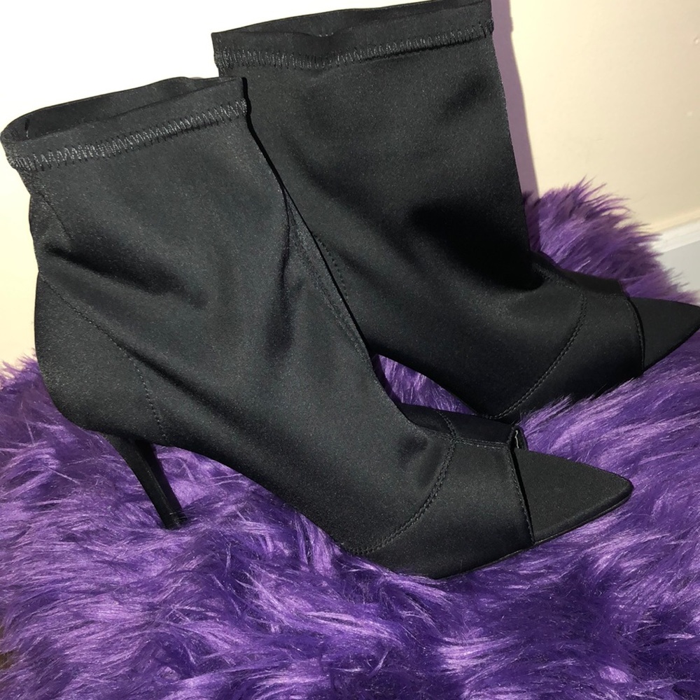 Black Peep Toe Booties🖤